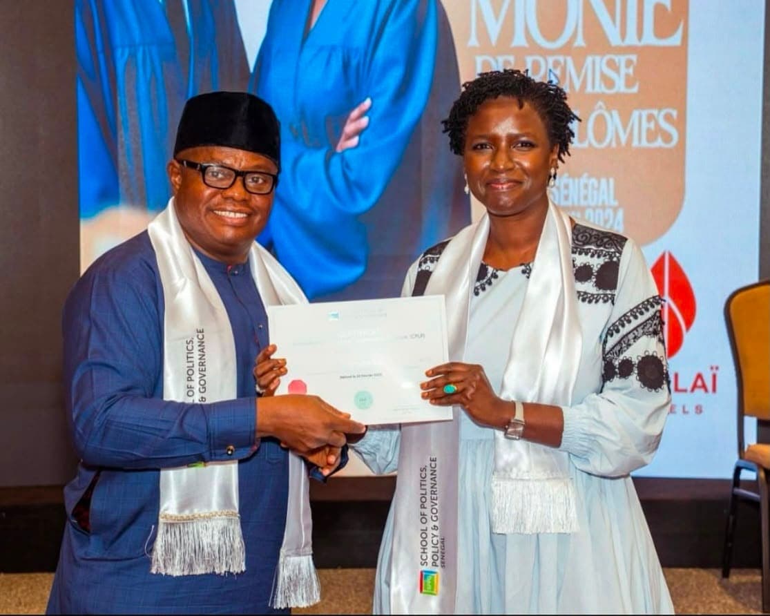 Certificate presentation, Dakar